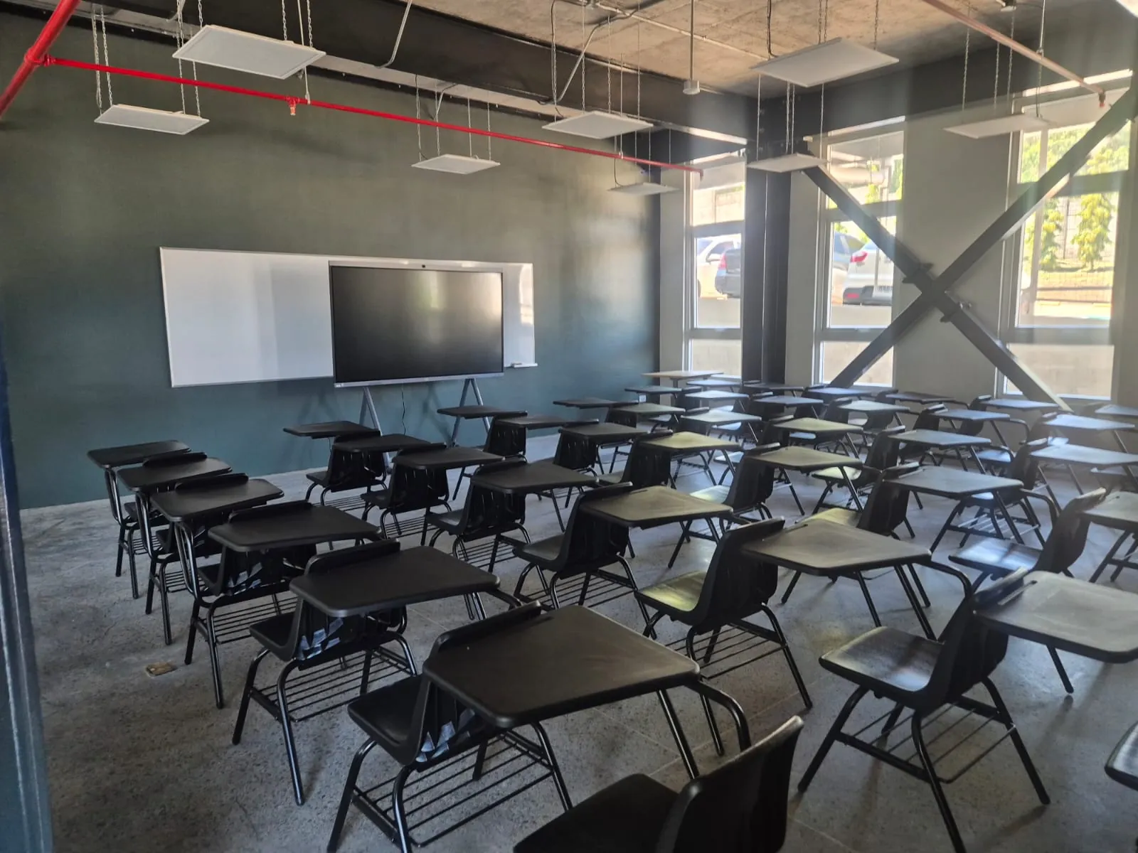 Aula con pupitres de paleta
