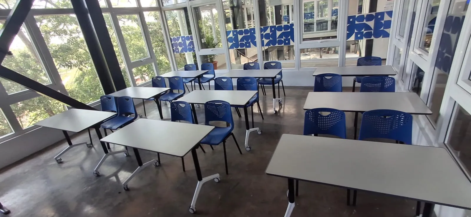 Aula flexible con mesas plegables sobre ruedas