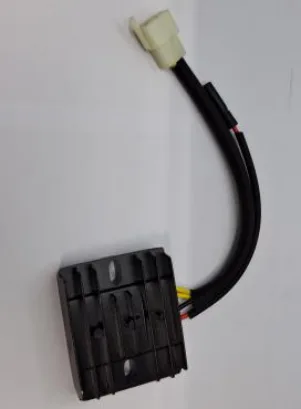 Regulador de voltaje SIMAQ SQWBRU390 — foto real de la pieza