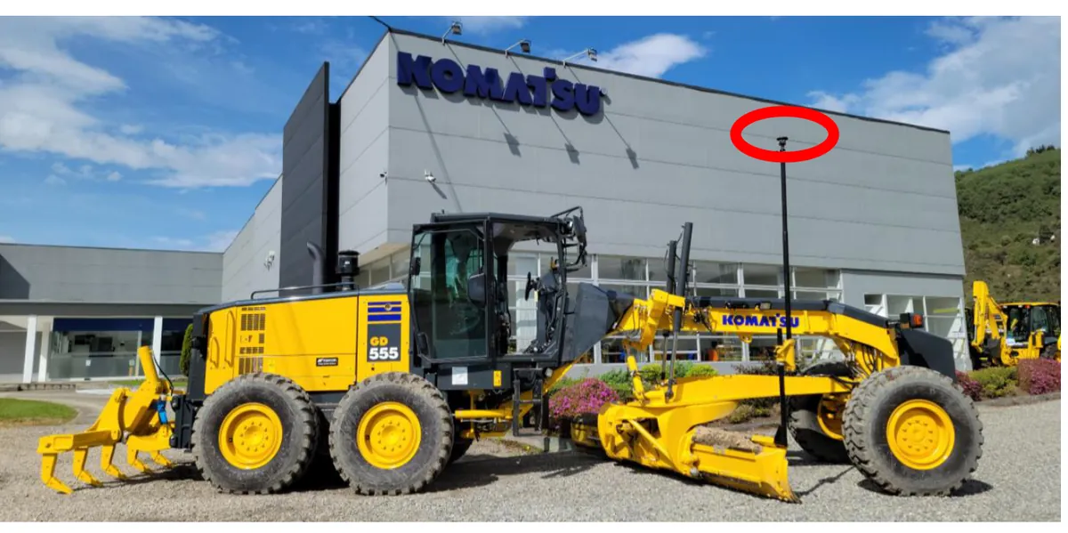 Motoniveladora Komatsu GD555 con el prisma del sistema LPS montado sobre la hoja