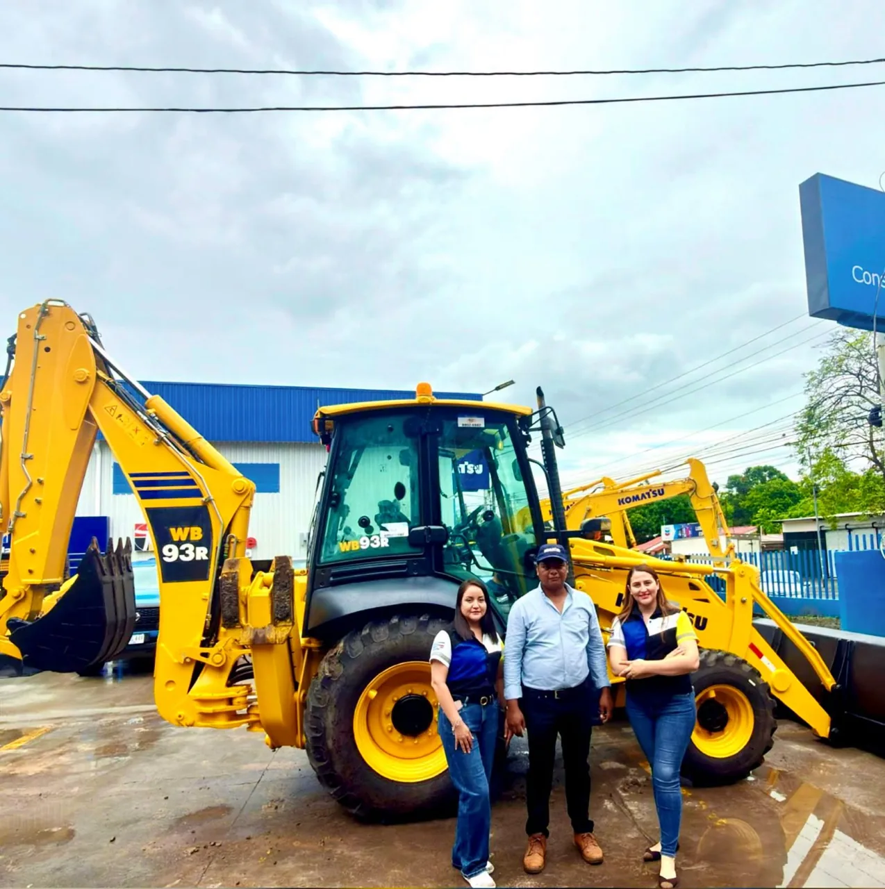 Retroexcavadora Komatsu WB93R entregada a cliente agroindustrial