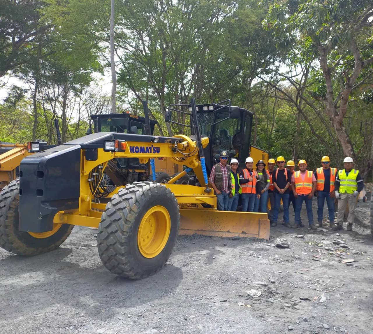 Motoniveladora Komatsu GD535 con cuadrilla en proyecto vial en Nicaragua