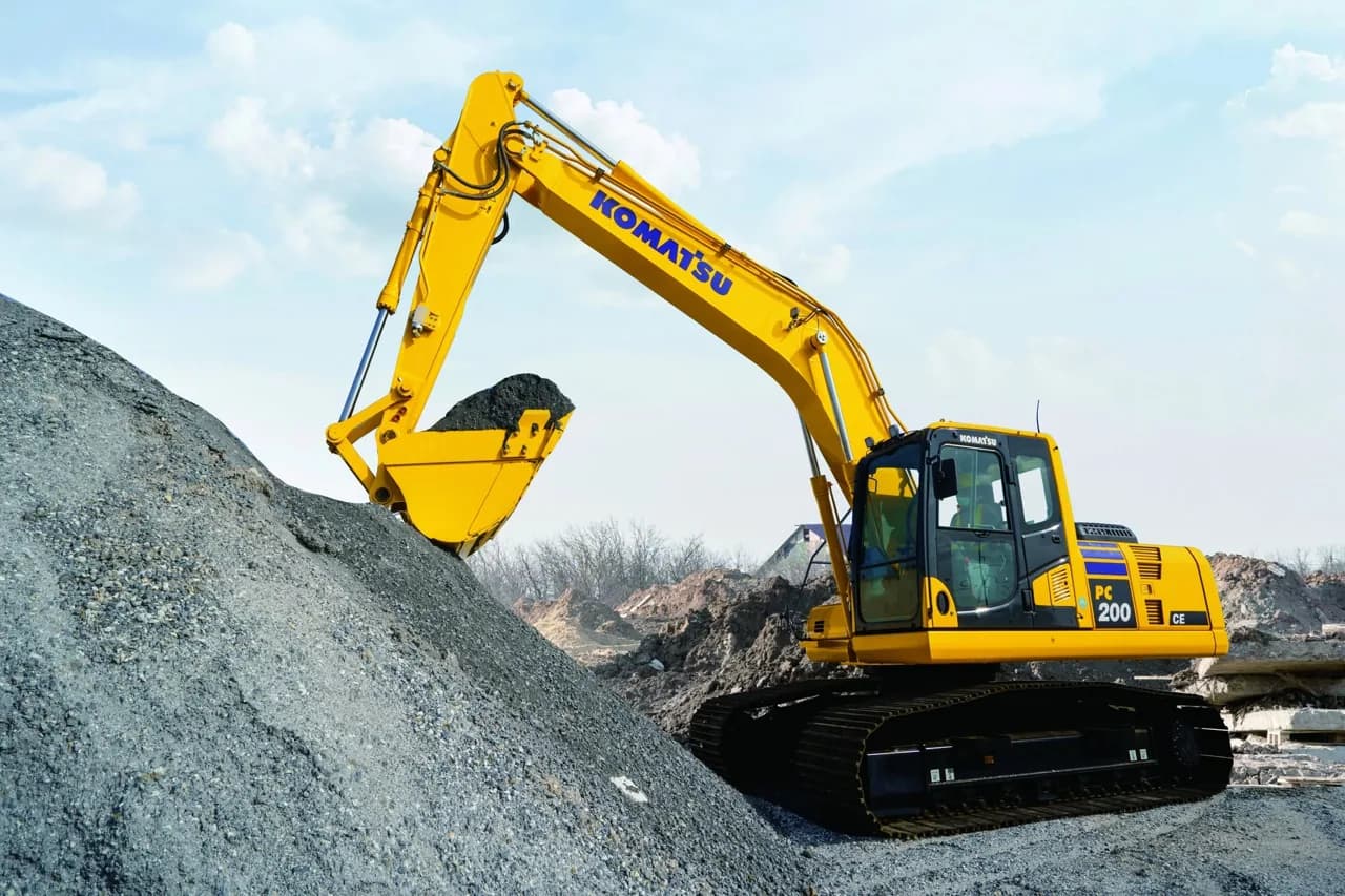 Excavadora Komatsu PC200 cargando agregados en cantera