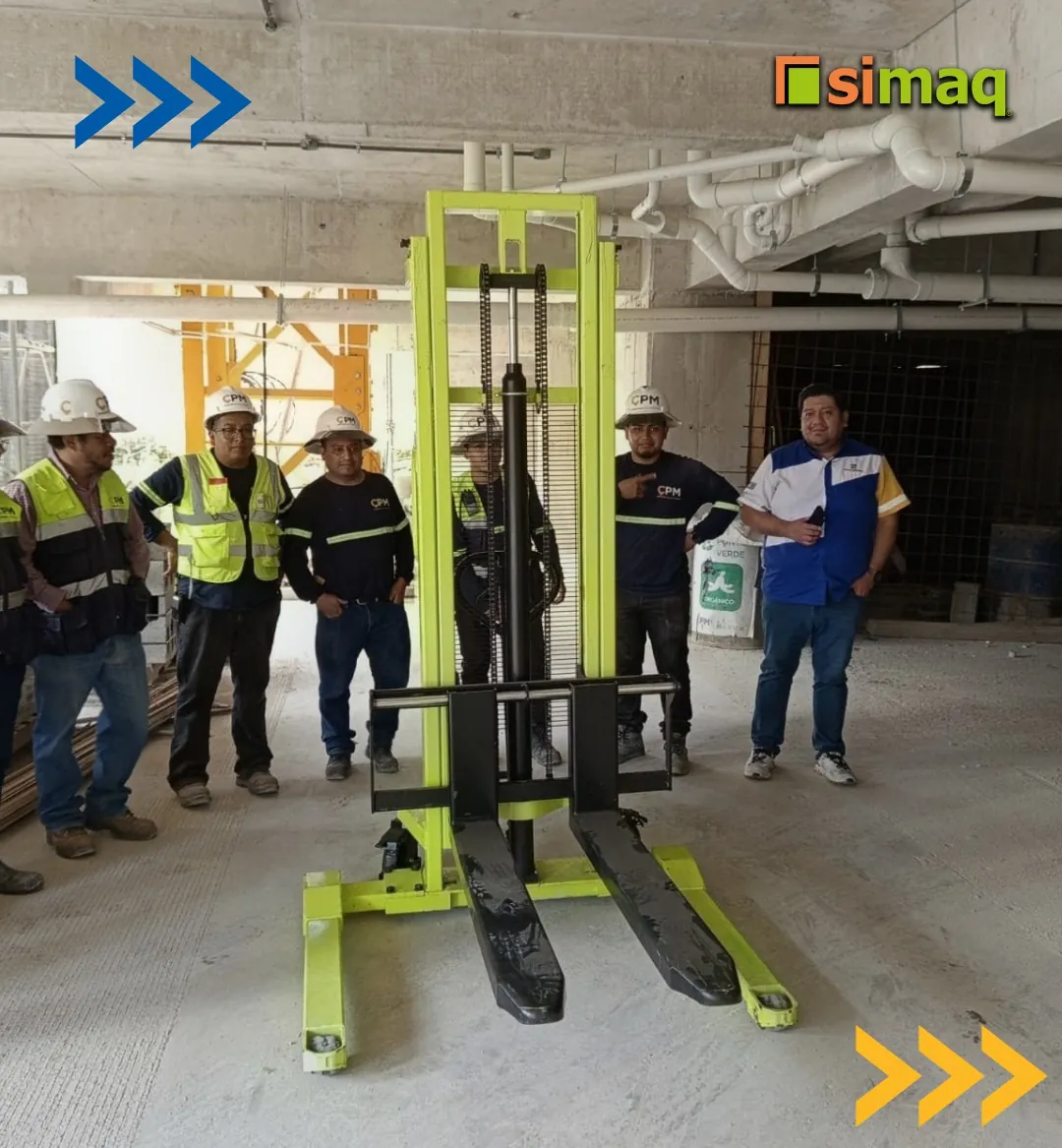 Cuadrilla de obra junto a un apilador manual SIMAQ recién entregado