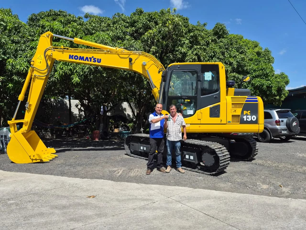 Entrega de una excavadora Komatsu PC130 en El Salvador