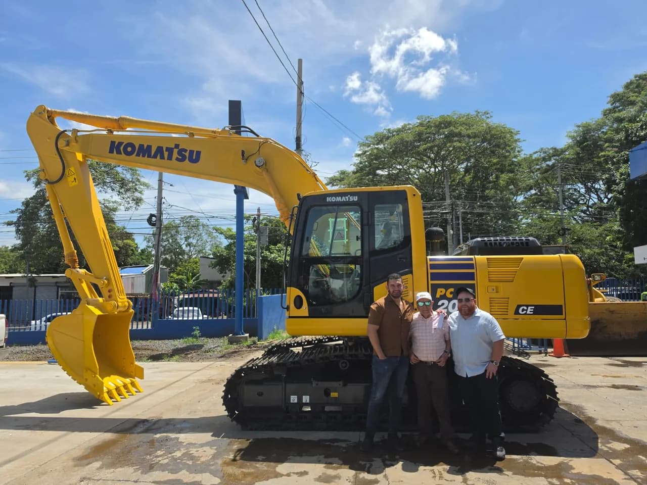 Clientes recibiendo su excavadora Komatsu PC200 en El Salvador