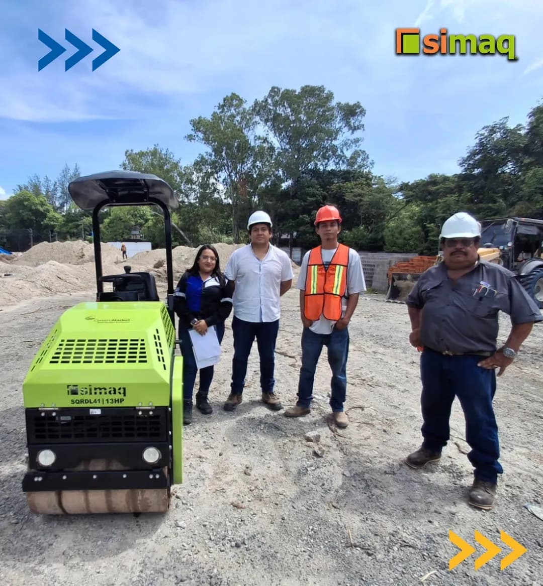 Entrega de un rodo vibratorio SIMAQ de operador a bordo en una obra de El Salvador