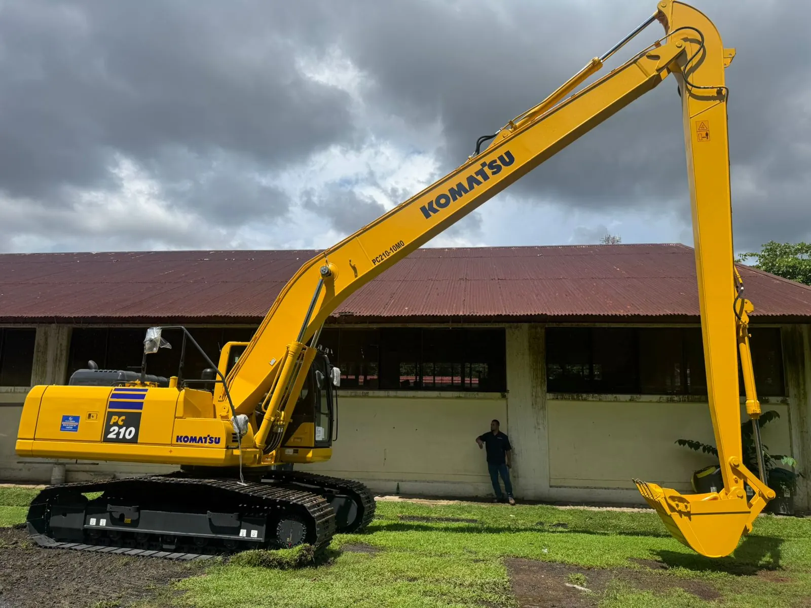 Excavadora Komatsu PC210-10M0 de brazo largo entregada en Panamá
