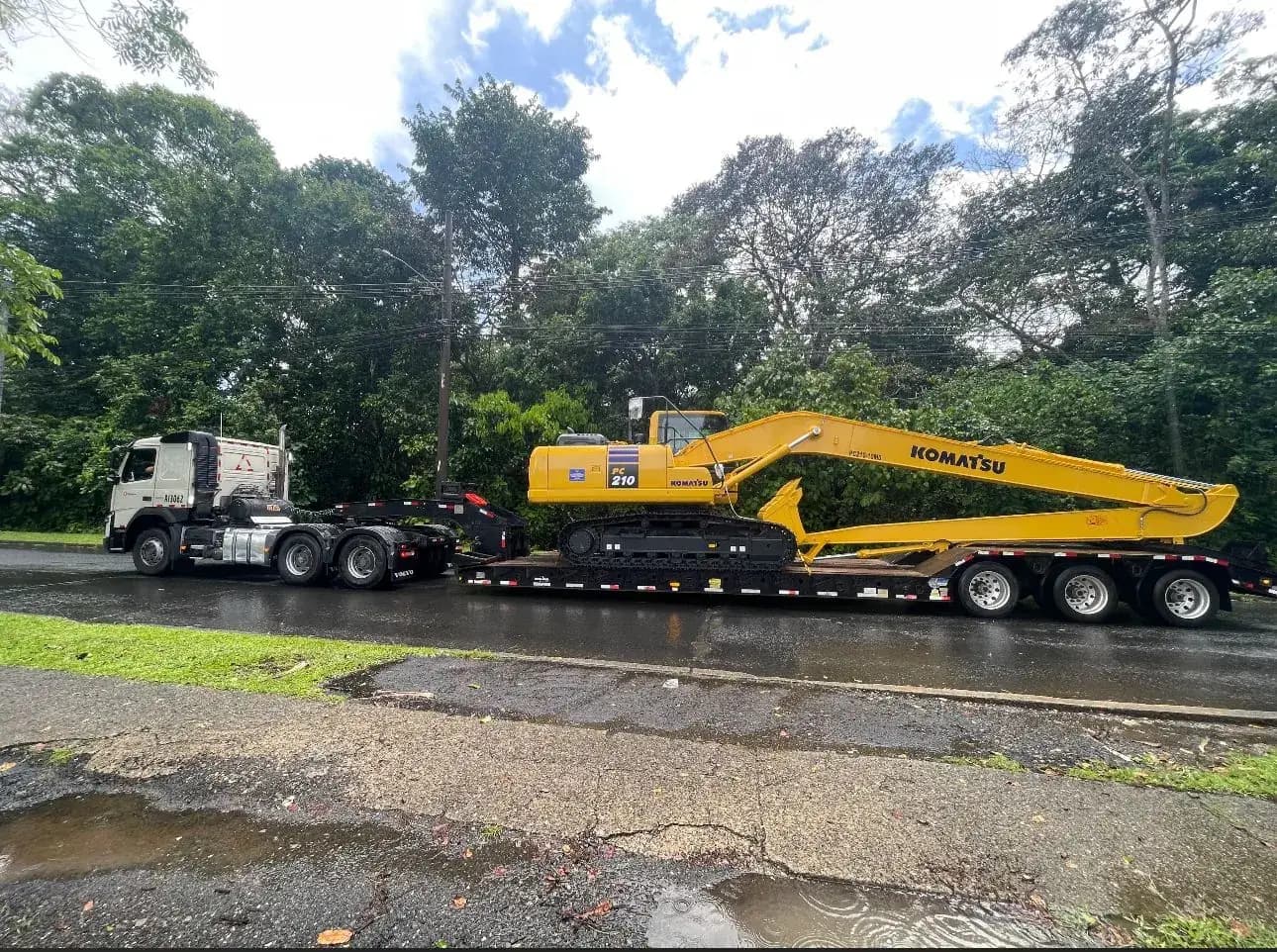 PC210-10M0 de brazo largo cargada en lowboy para la entrega