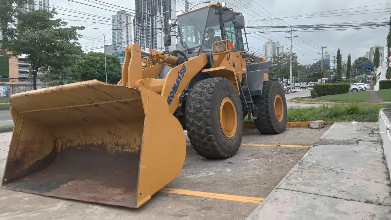 Komatsu WA320