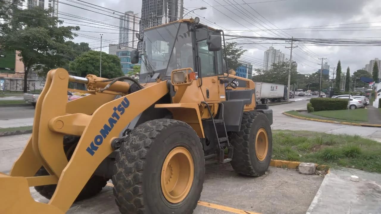 Komatsu WA320 — 2